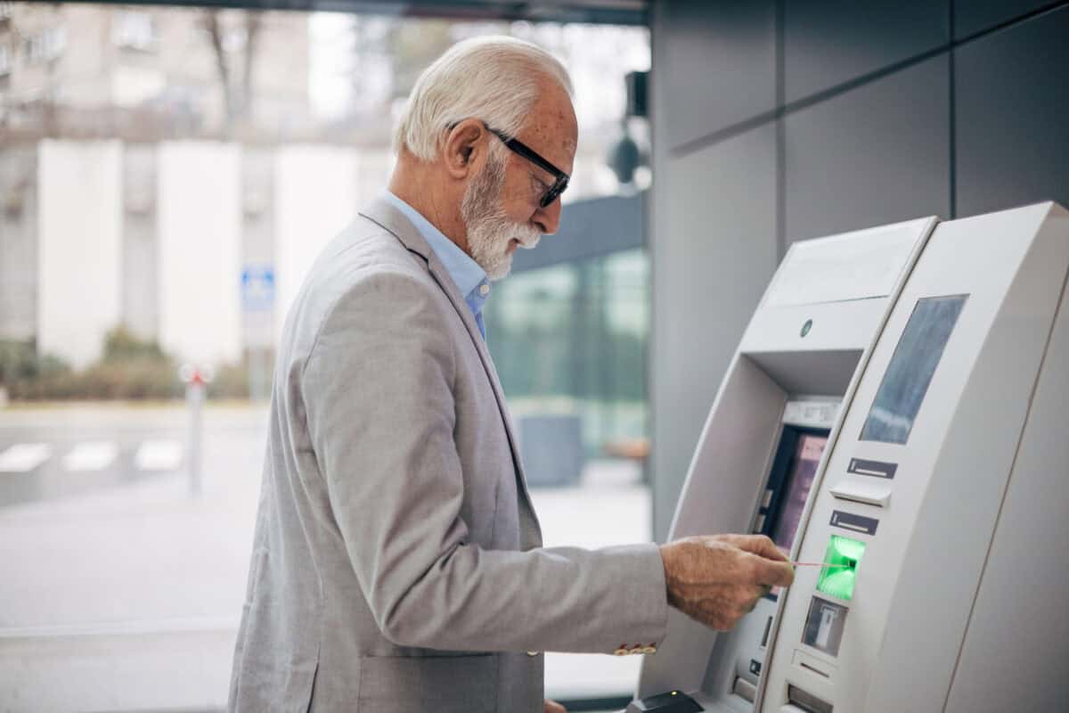 What Investors Should Know About Canadian Bank Stocks Before Rates Fall